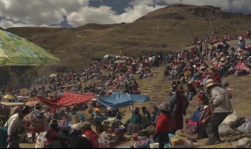 1000人用野草编织30米长的吊索桥，三天完工，每年都要换一次新桥