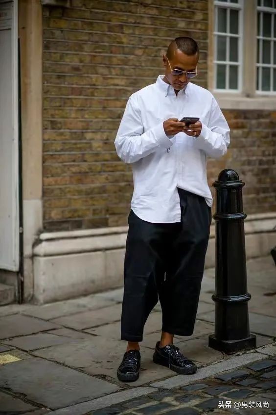男士衬衫黑色搭配什么颜色裤子,白色衬衫搭配什么颜色裤子好看男