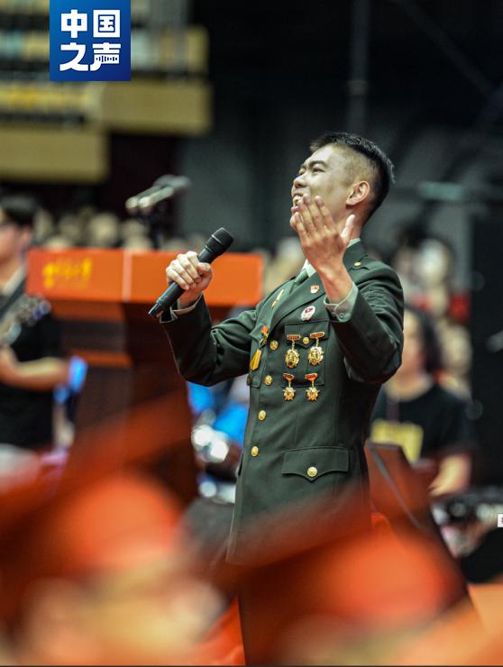 他一身戎装为毕业生唱响《我的祖国》，背后还有这些故事→