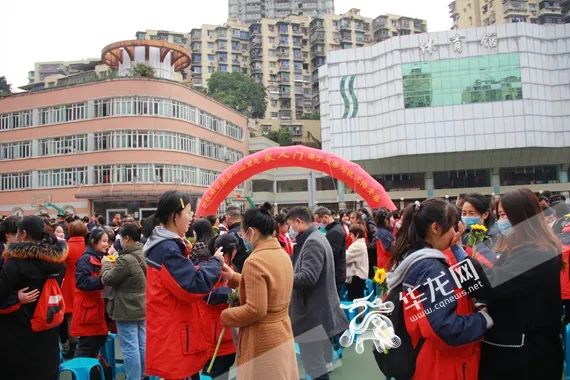 重庆四十二中举行高2022届成人仪式暨高考“冲刺”誓师大会