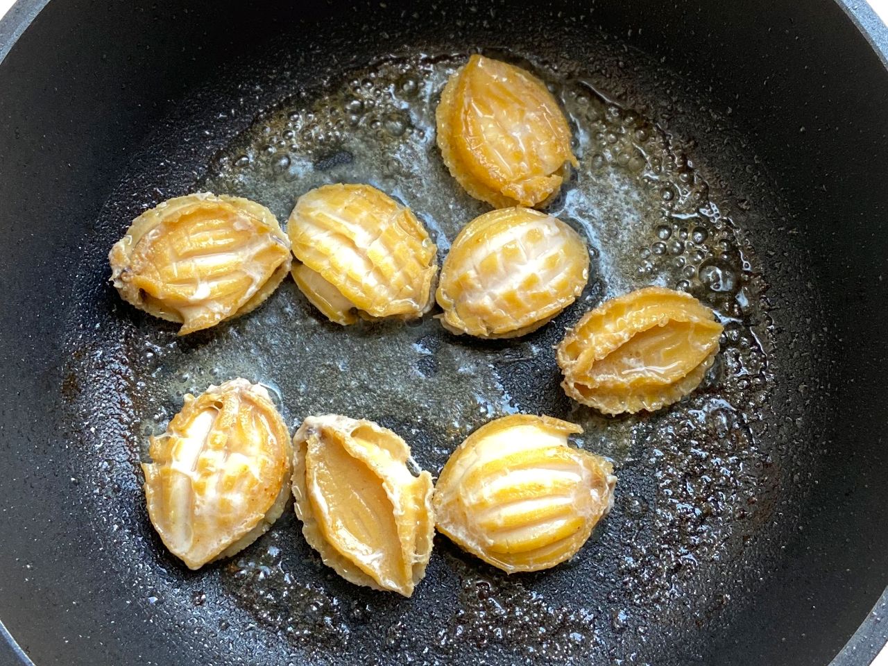 鲍鱼红烧用活的还是干的,鲍鱼红烧带壳