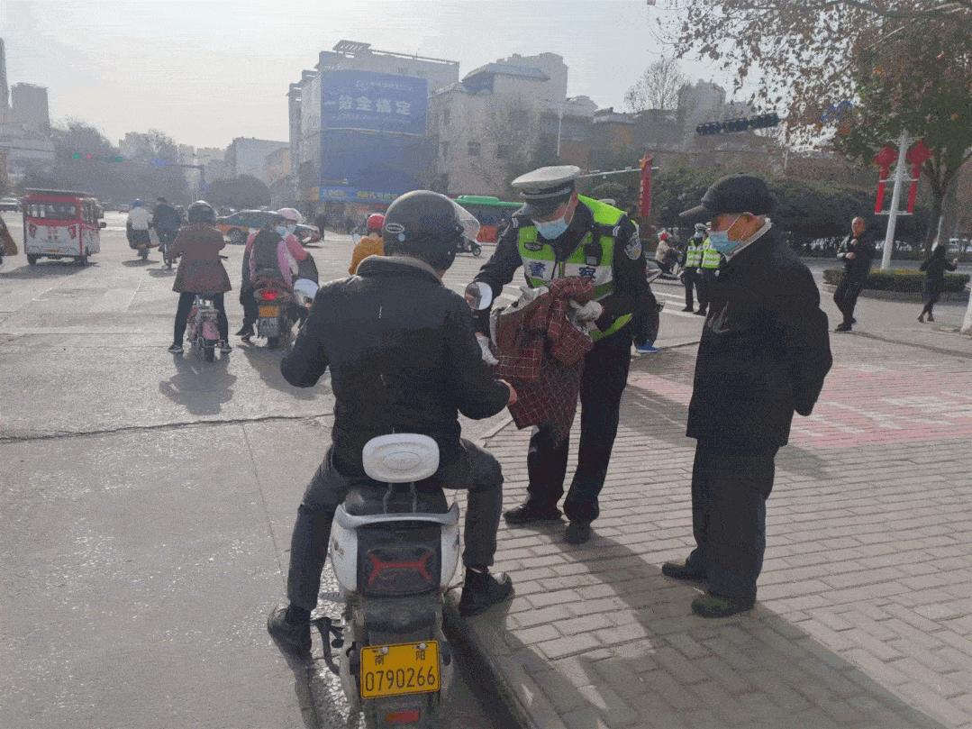 南阳电动车私加篷伞专项整治行动,南阳交警开展春雷行动