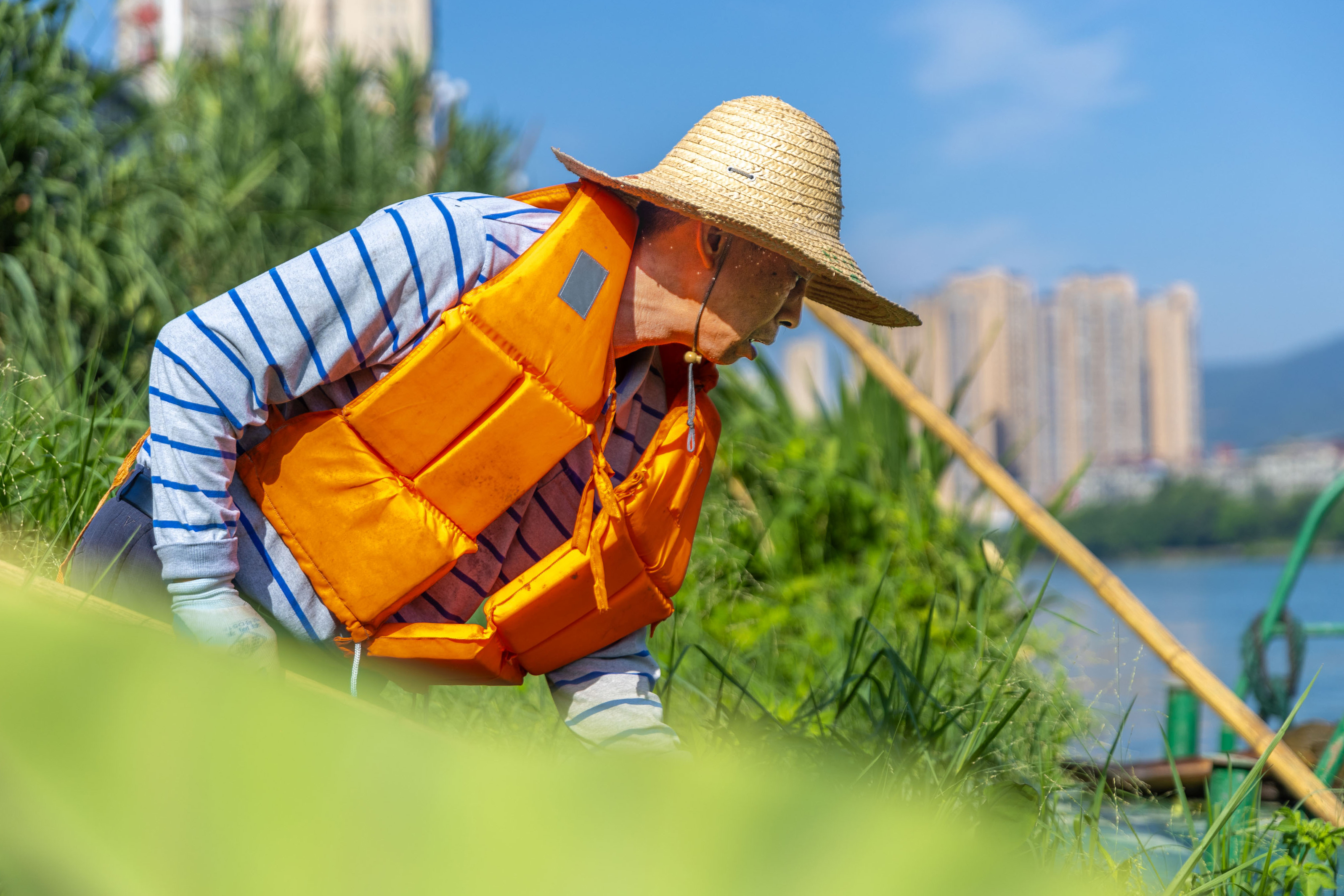 三元：烈日下的沙溪河“清道夫”汗水浸透衣衫，守护“一汪碧水”