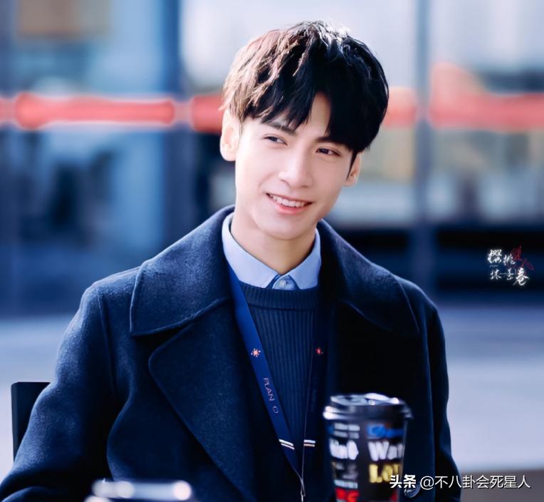 男人味也能“造假”？眉毛稀疏、画腹肌、贴鬓角，张艺兴差距最大