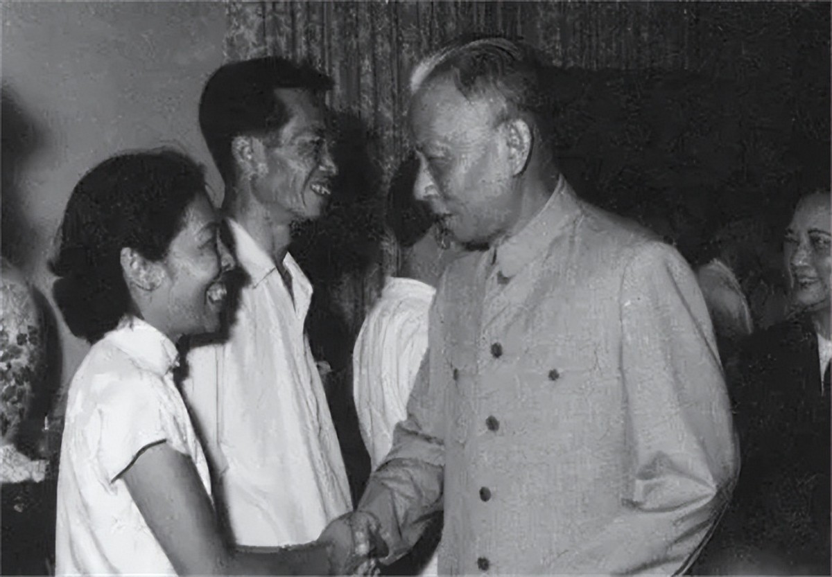 王光美回忆：为何*少奇刘**当选国家主席却没笑容？