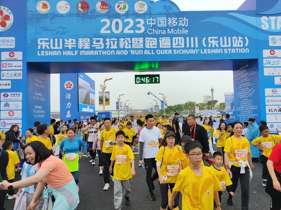 万人一起骑马的视频,万人齐跑马拉松