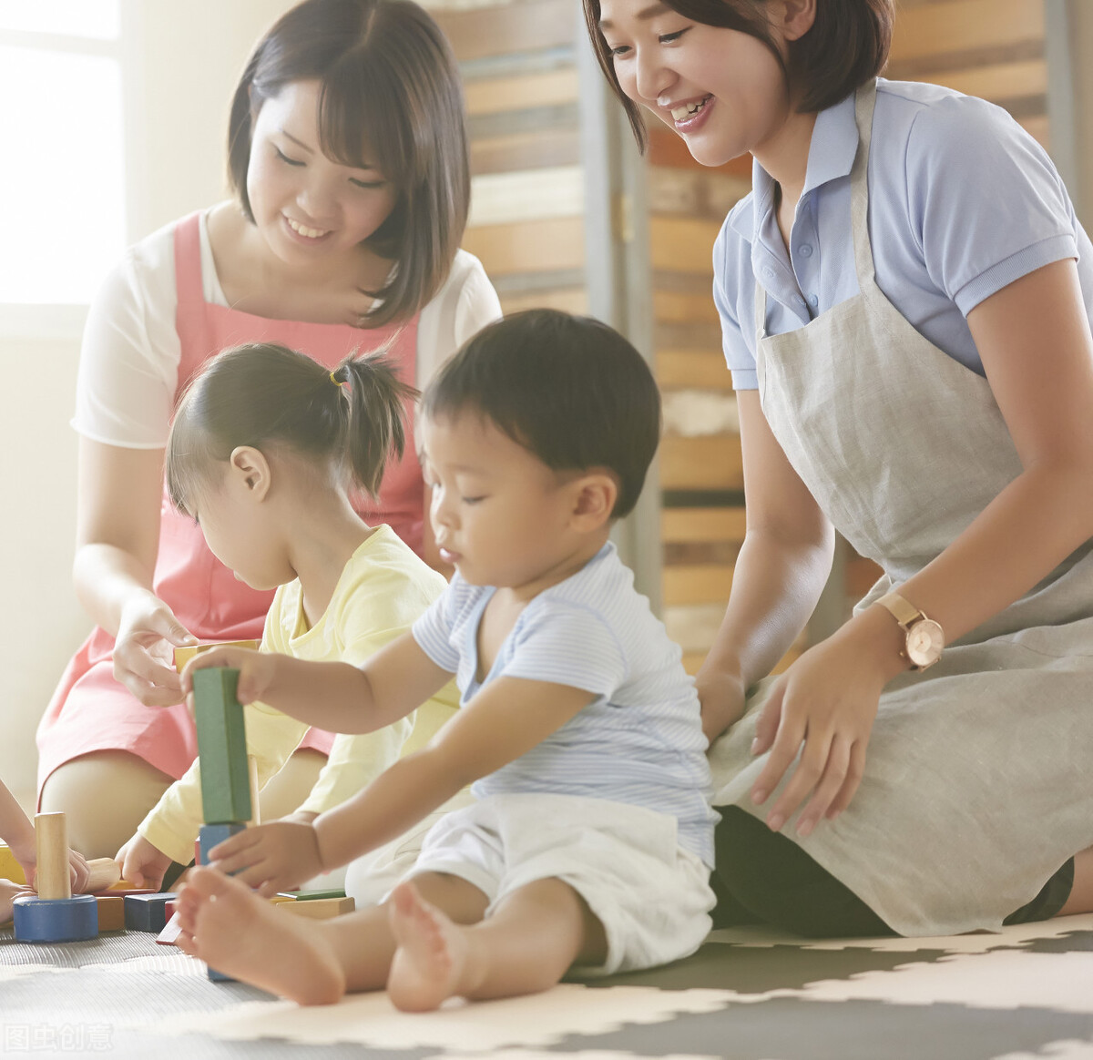 小班第一天入园怎么吸引小朋友们,小班新生入园哭闹老师如何解决