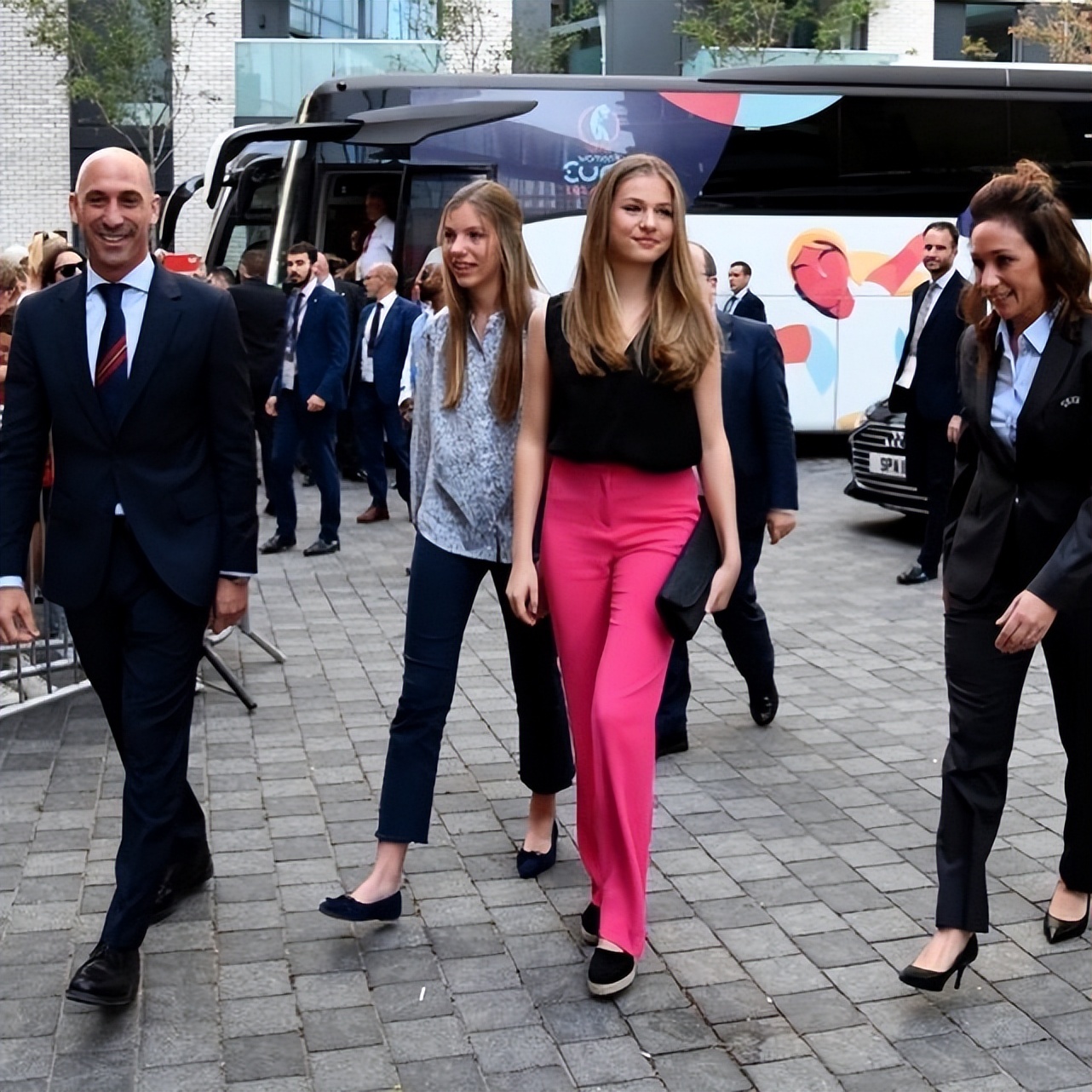 西班牙公主到伦敦看女足，16岁未来女王太惹眼，时髦的索妹成陪衬