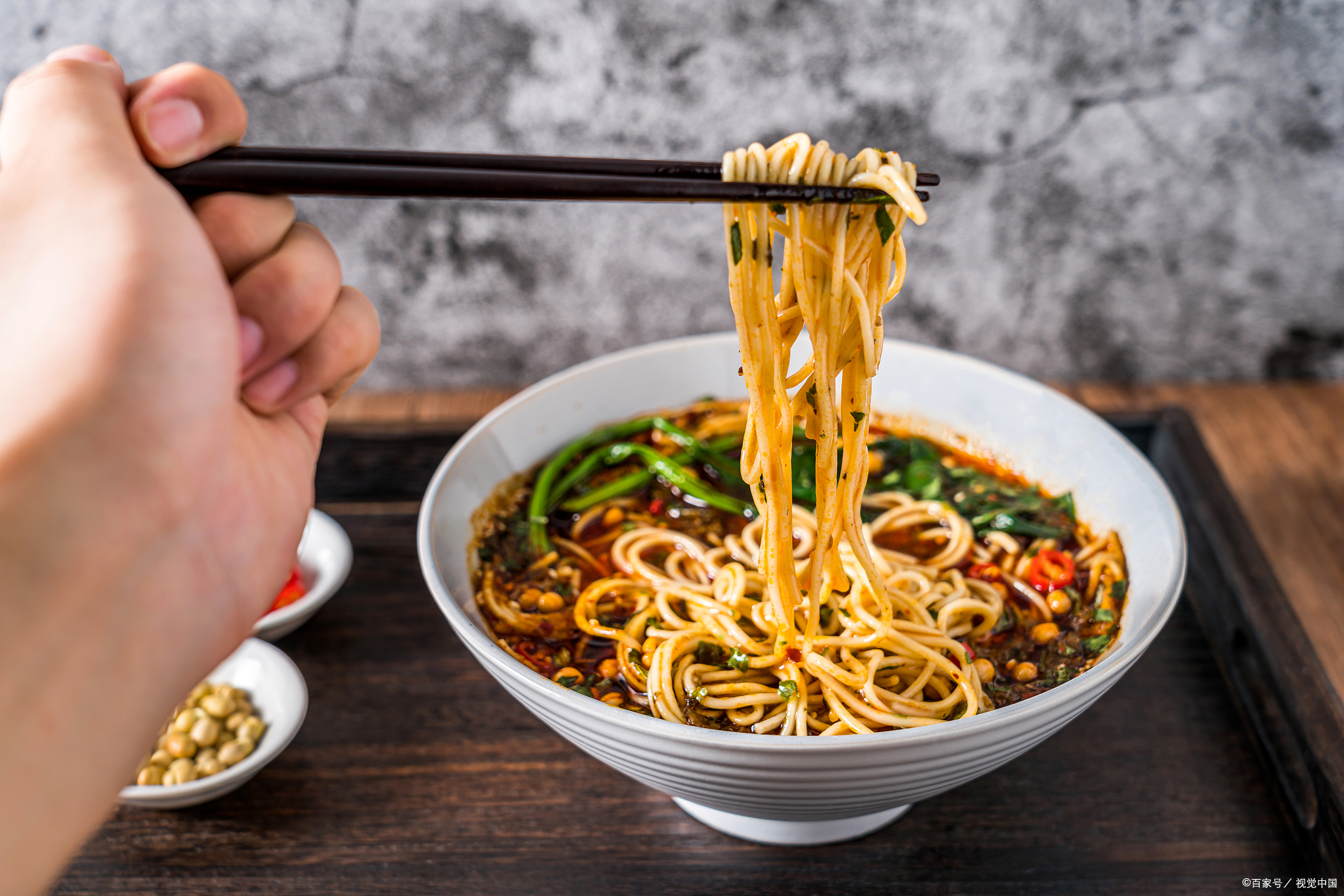重庆小面又麻又辣但真的好吃,重庆小面如何不放辣也更好吃