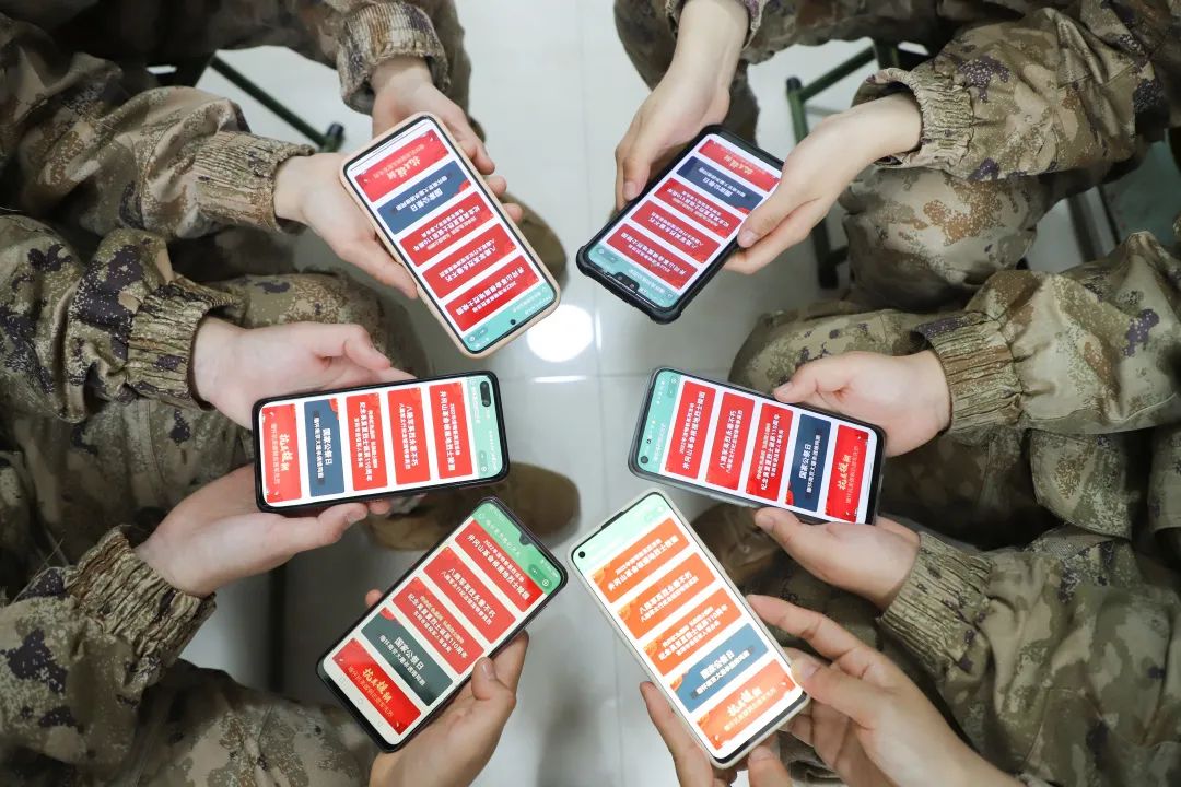 解放军清明缅怀红军先烈活动,清明祭奠革命先烈解放军鸣枪