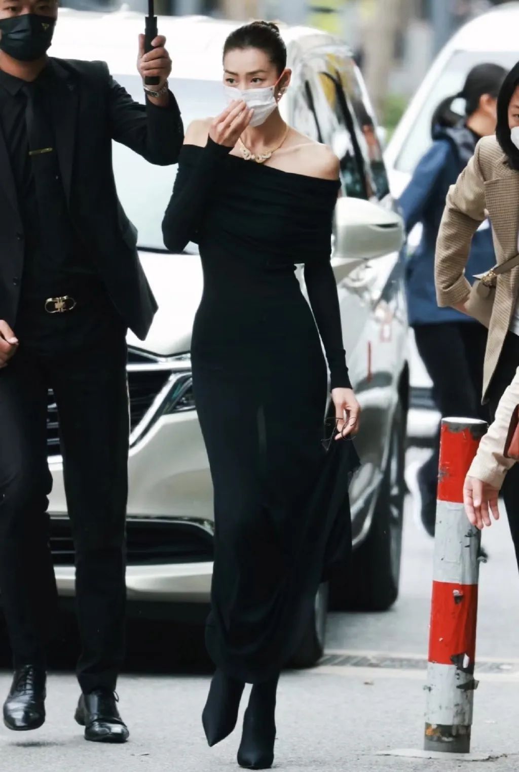 杨紫琼大衣配高筒靴穿搭,杨紫琼穿丝绒大衣图片