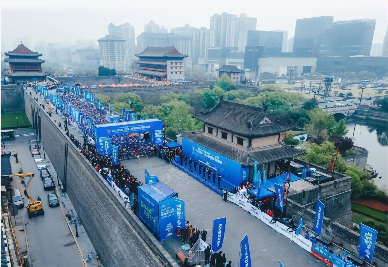 卡卡也成背景板，马拉松赛事为什么这么“热”