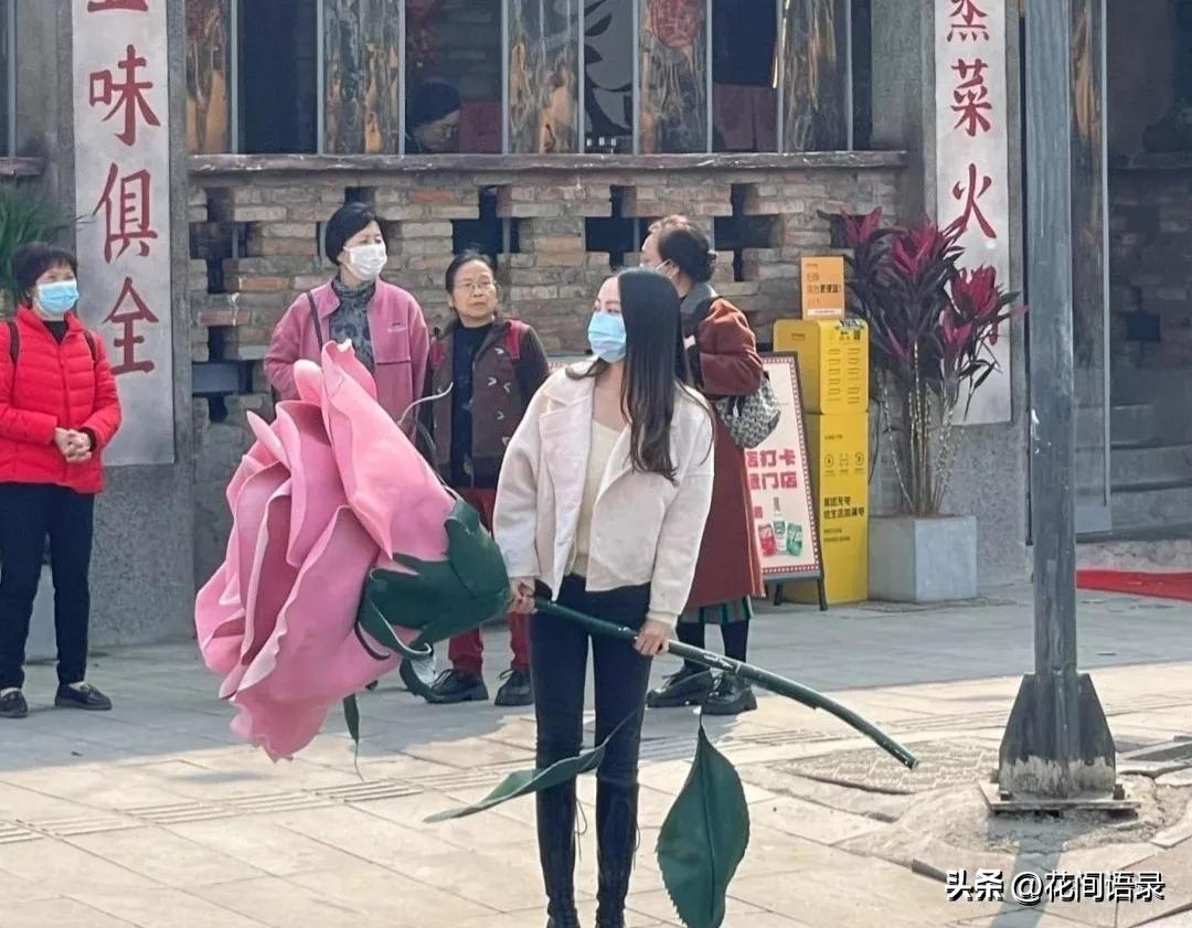 成都小伙送女友“巨型玫瑰花”告白，浪漫又搞笑，网友：这爱够沉