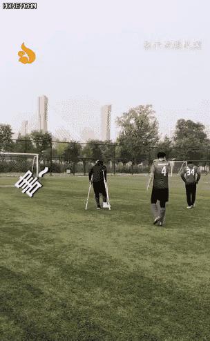 妹子注意点吧，你这姿势太不雅观了，在公共场合还是收敛点吧。