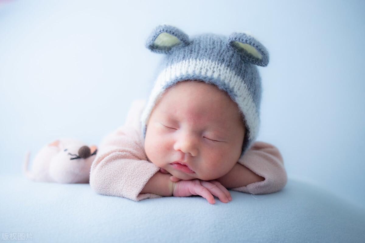 10几天的婴儿月嫂拍嗝技巧图解,月嫂能解决宝宝吐奶的问题吗