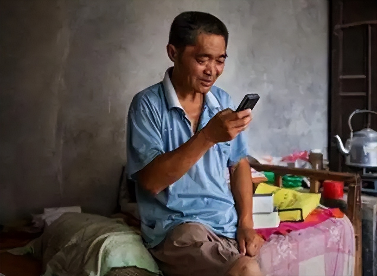 君山镇唯一的乞丐,失去双亲四处流浪,为什么没有生活的烦恼?