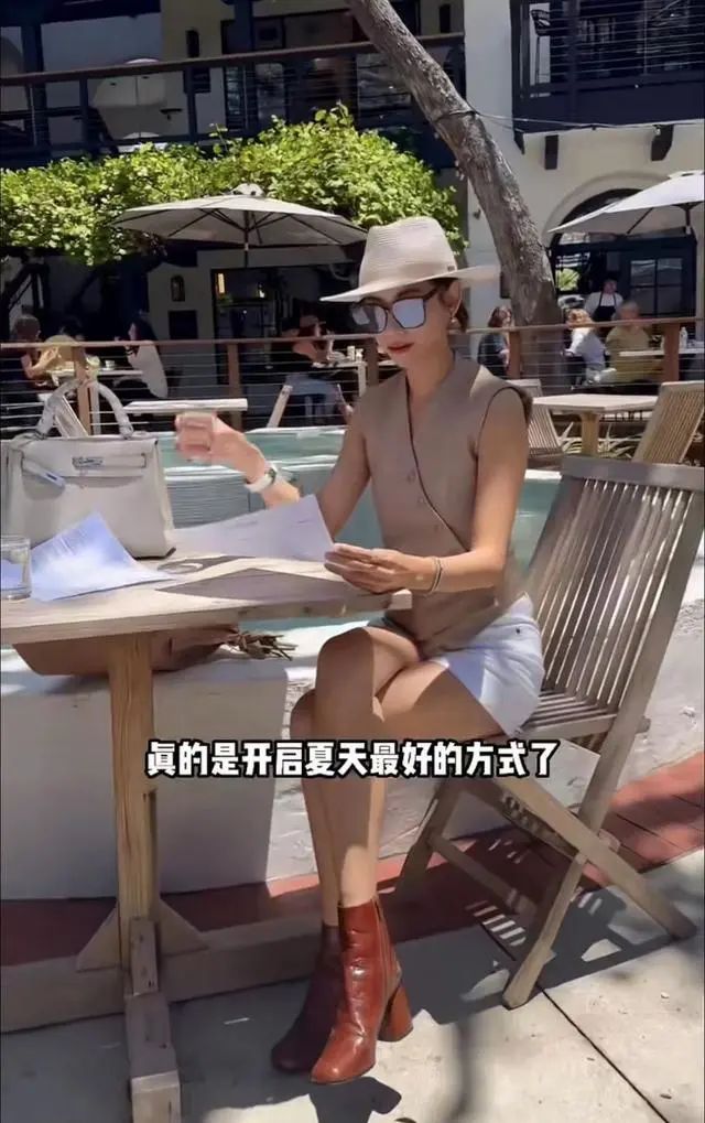 35岁女主持携父母定居美国，背20万包被指炫富，嫁富豪老公很幸福