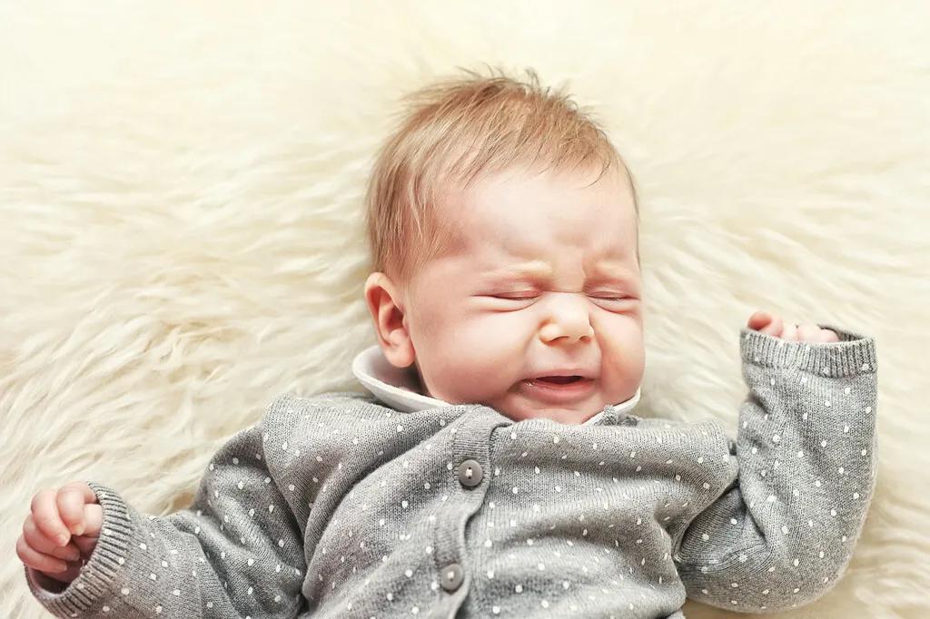 宝宝睡着突然哭闹发脾气,别着急责怪,可能是身体的“求救”信号