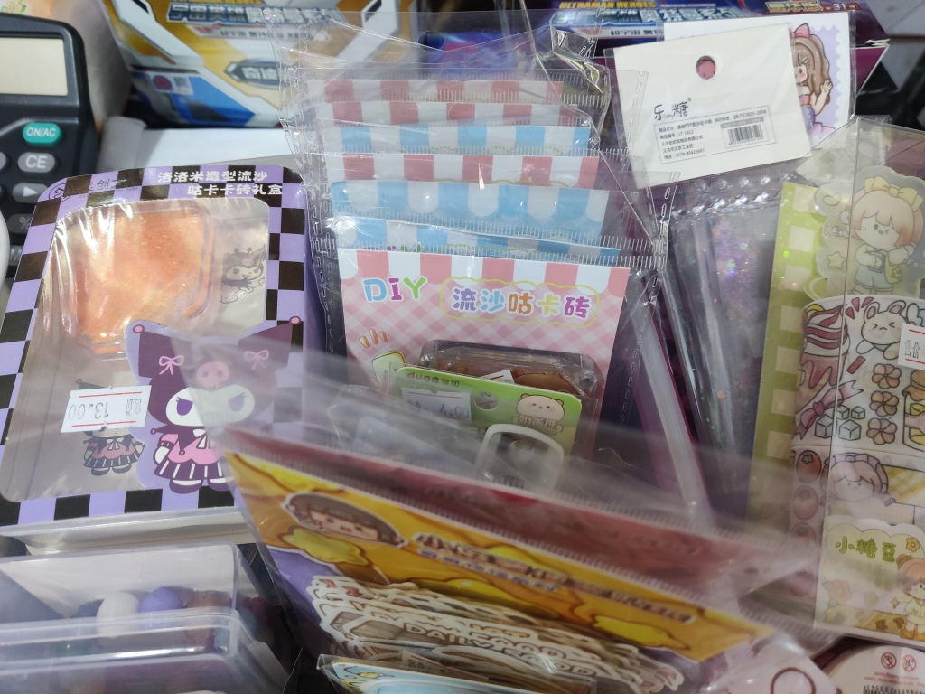 财经观察｜你家娃也在“咕卡”吗？“10后”社交货币“咕卡”套装月售百万元