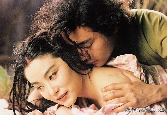 他的感情生活为世俗所不容，他选择离开的方式更让人心痛