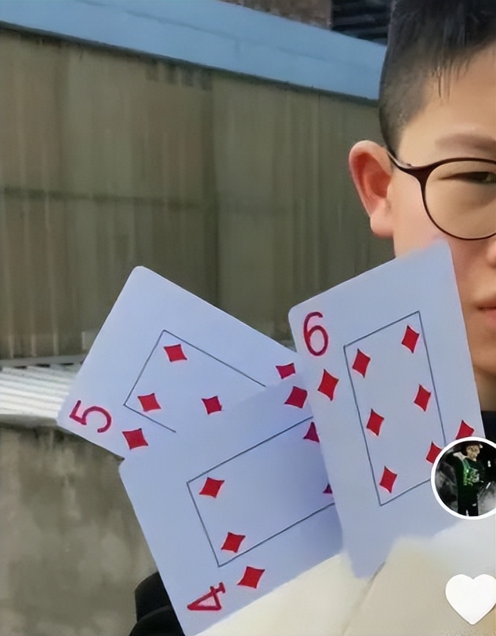 扑克牌真的能插进木板里吗,小孩扑克牌打穿木板