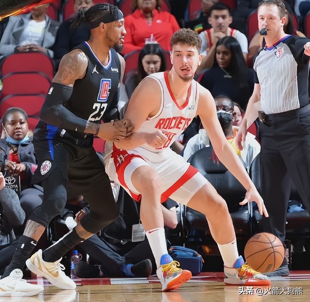 温馨一幕!申京为小侄女过生日,定制的“申京打球”蛋糕创意十足