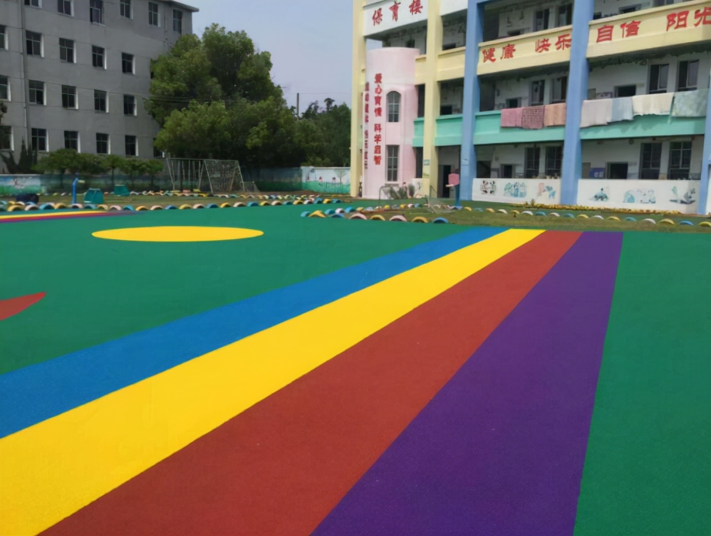 幼儿园的地面铺的是什么,幼儿园地面铺的什么材料