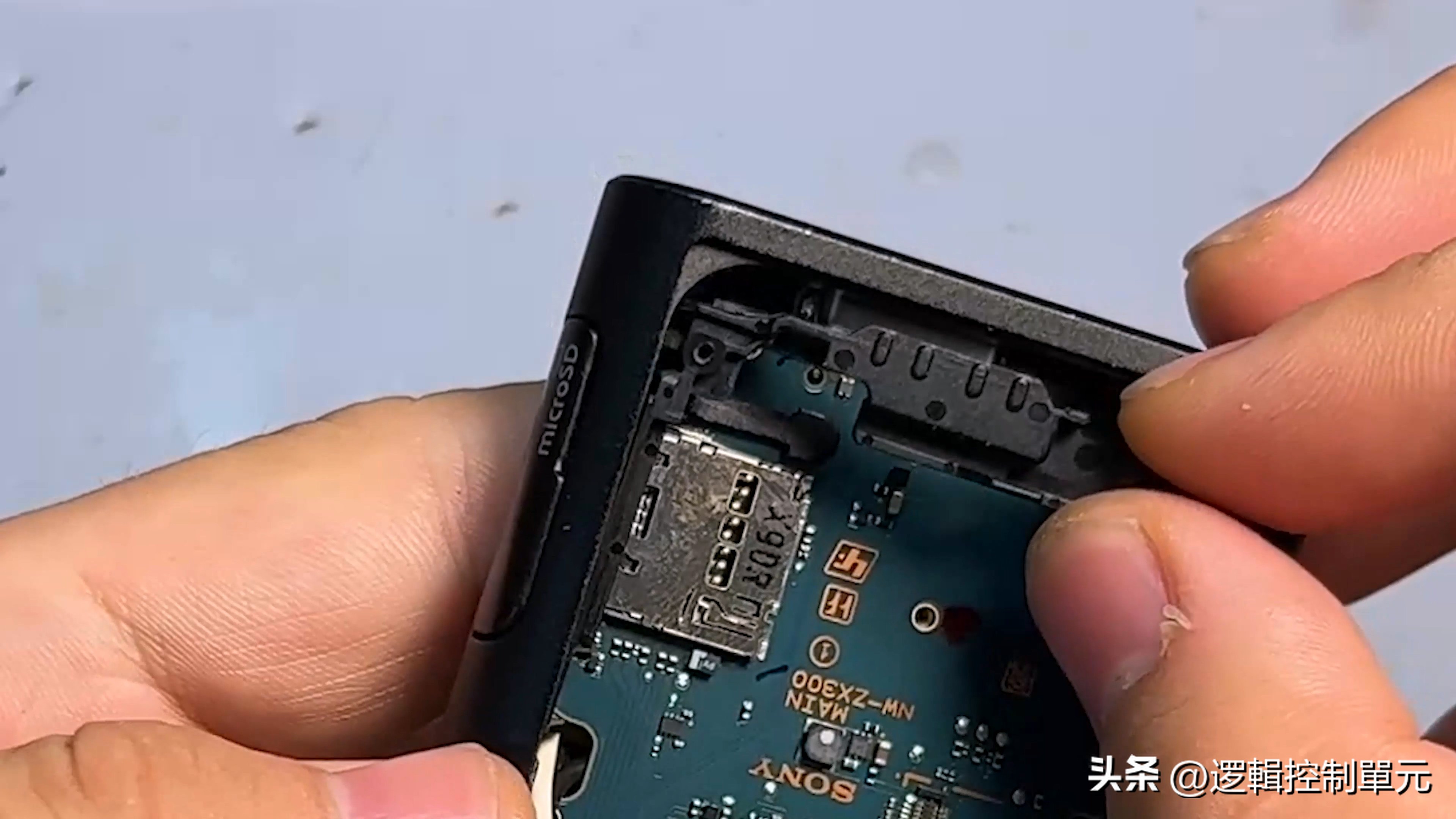 sony播放器zx300a拆解,索尼zx300a怎样更换电池