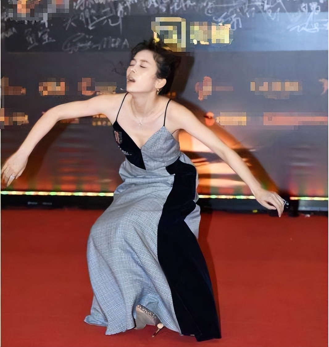 红毯假摔女王,红毯假摔