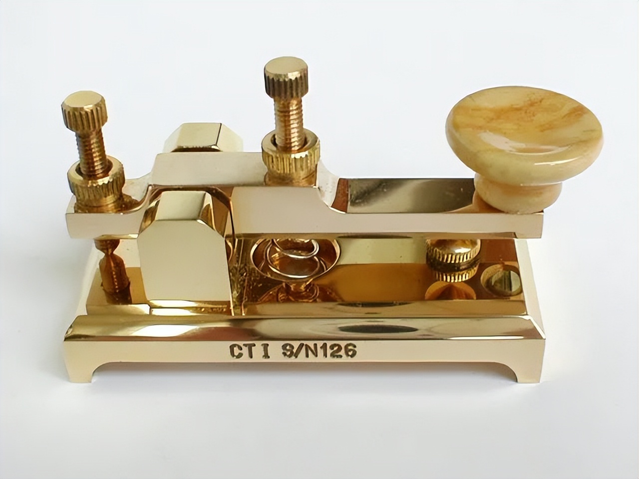 乌克兰知名莫尔斯电键工匠Yury（UR5CDX）在俄乌冲突下重启销售