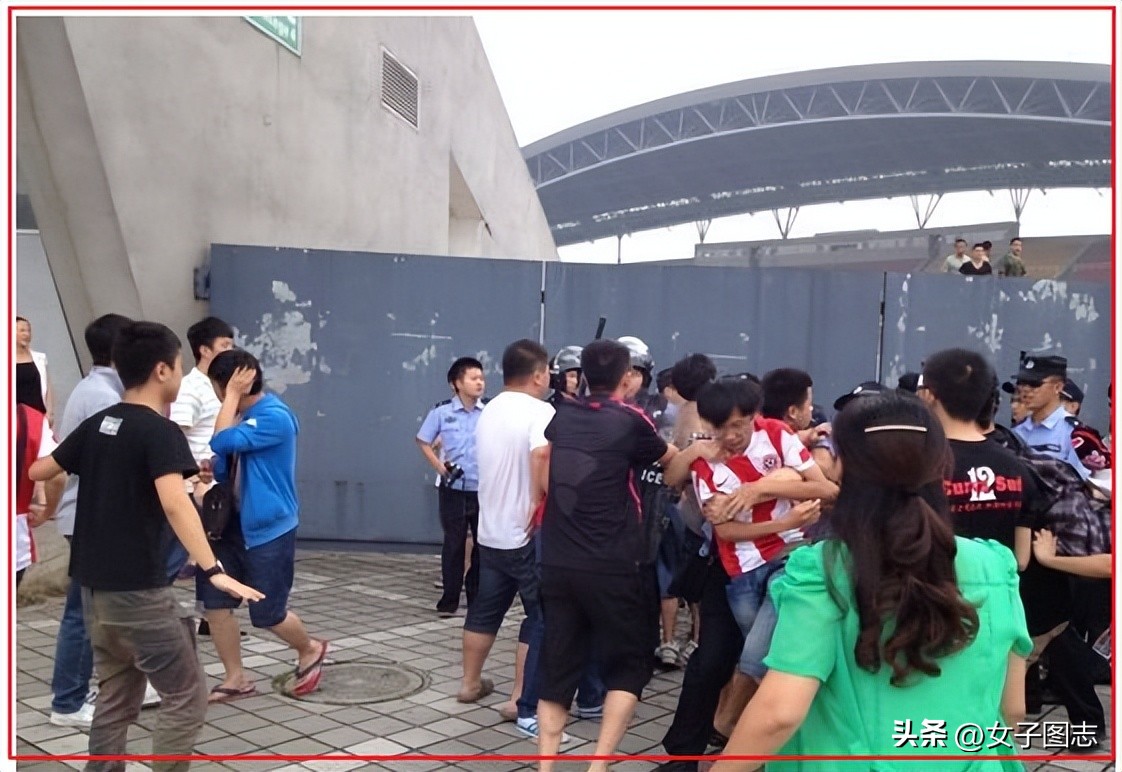 足协杯川渝球迷打成一片,成渝球迷足协杯打架处罚