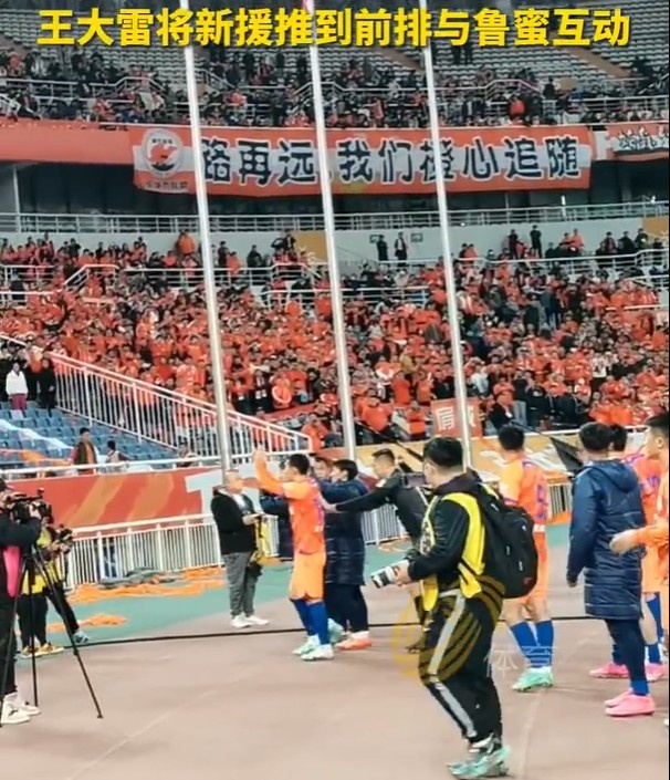 险些发生冲突!王大雷赛后一直“约谈”南通球员,好在队友拉开