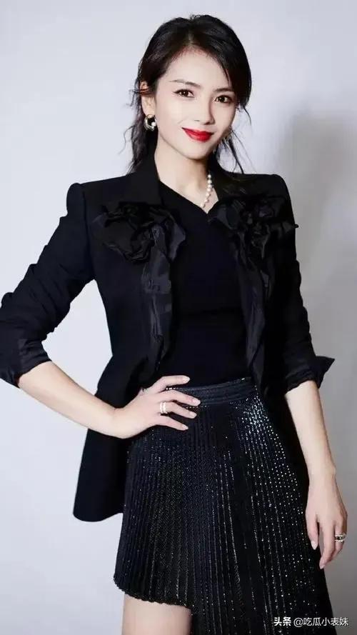 女生对你一见钟情会有什么行动,女生的哪些动作说明她对你感兴趣