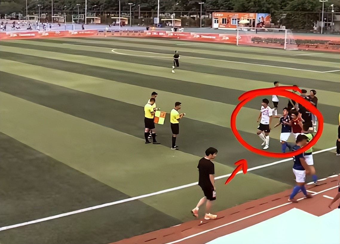 二本学生vs985学生,成都体育学院学生一脚踢倒人