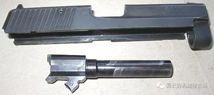 为什么手枪空挂时枪管会翘起来,手枪套筒为什么会自动后退