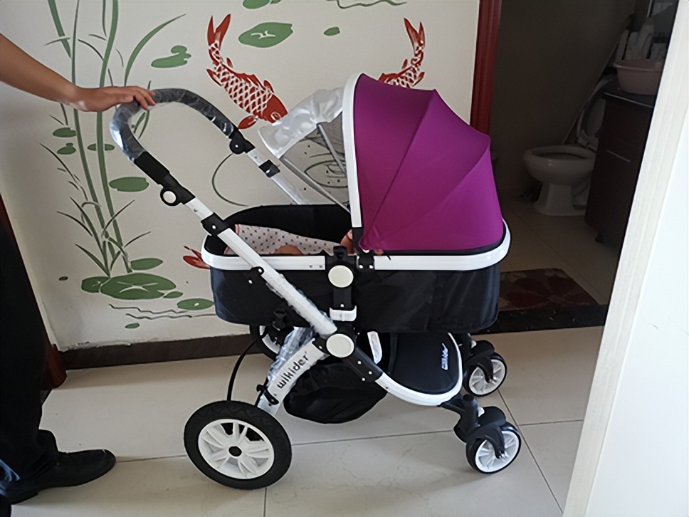 新生儿40天能抱着坐吗,新生儿40天能躺推车吗