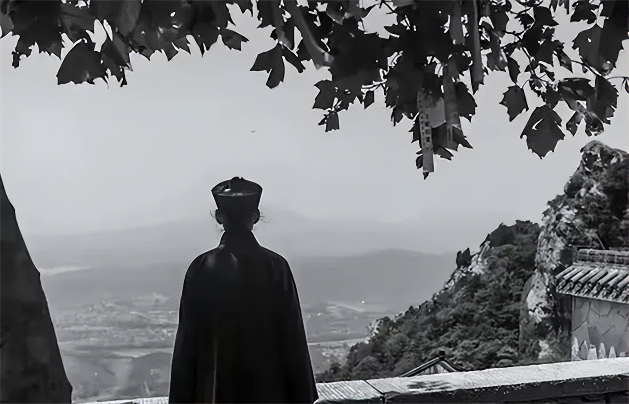 道士算命：夫人！你若不改嫁门口的乞丐，今日深夜你们婆媳必死