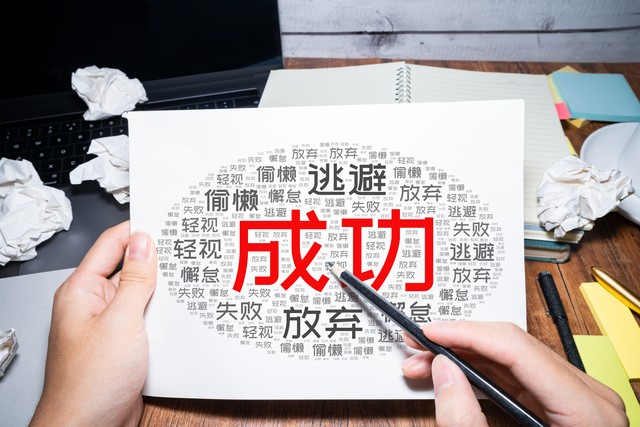 做摆摊生意一年收入,一个小伙摆摊卖烧烤一个月挣90万