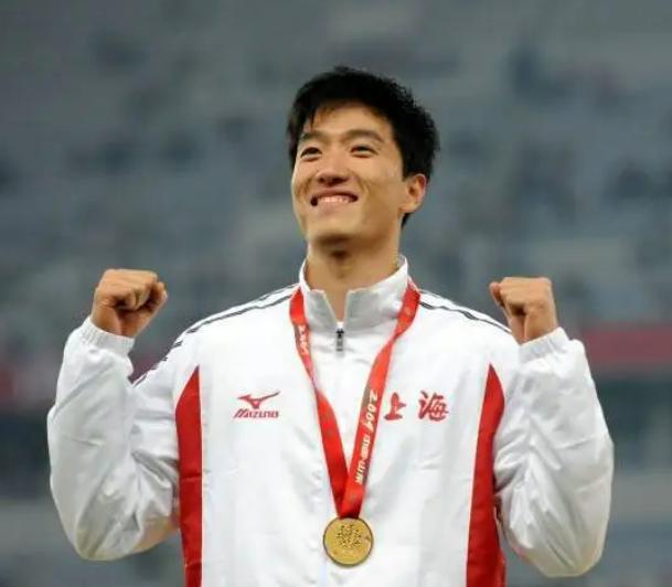 刘翔成为世界冠军的艰苦历程,世界冠军刘翔现在干什么呢