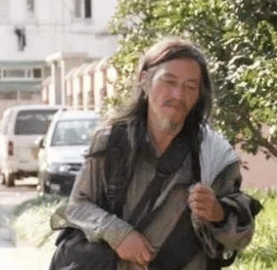 2020年，上海警方在*迁拆**区发现流浪汉，一个有故事的北理高材生