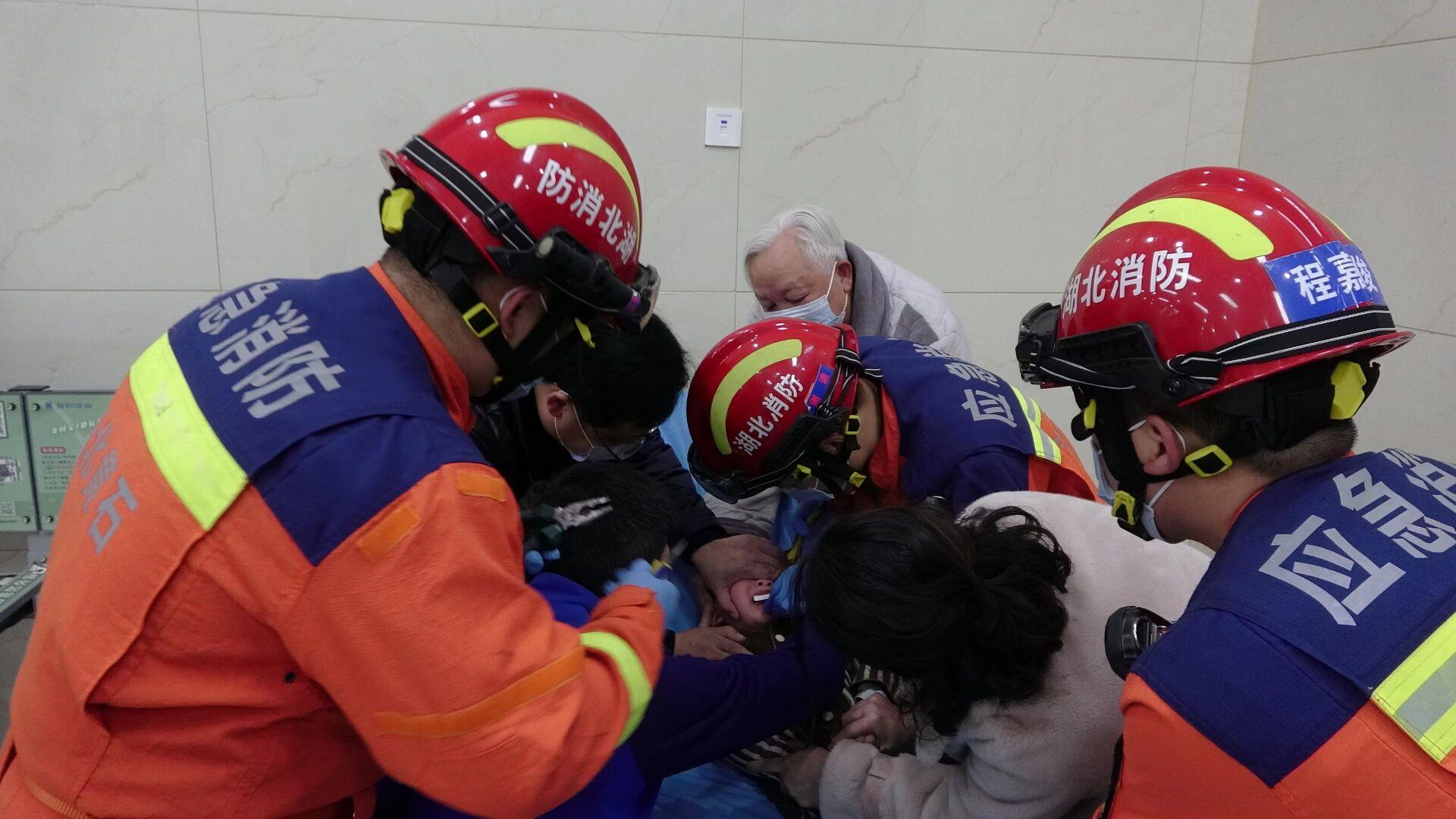 儿童被电动指甲刀卡消防员救援,铁环咬住男童手指消防紧急救援