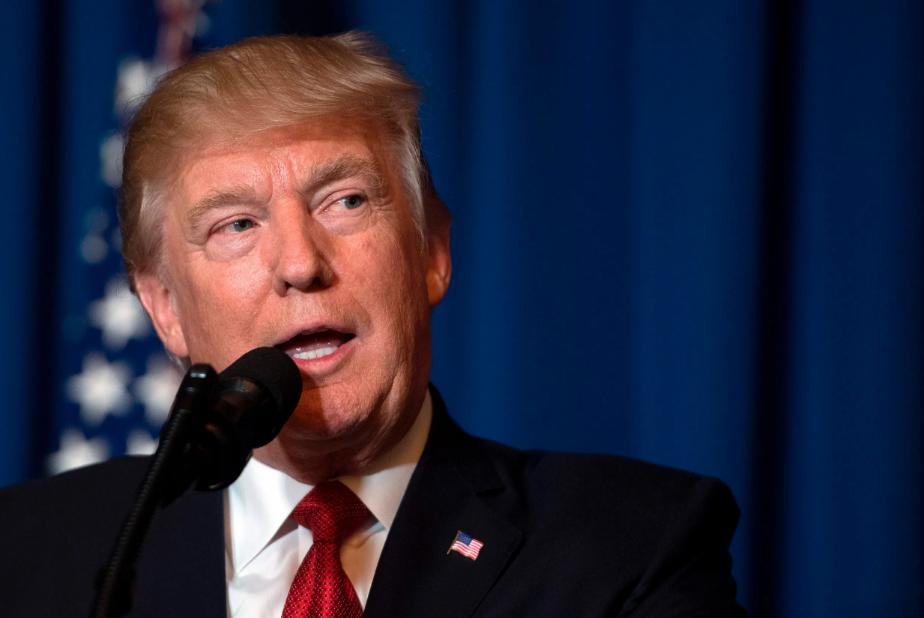 俄总统普京向无名烈士墓敬献花圈,俄媒普京向无名烈士墓敬献花圈