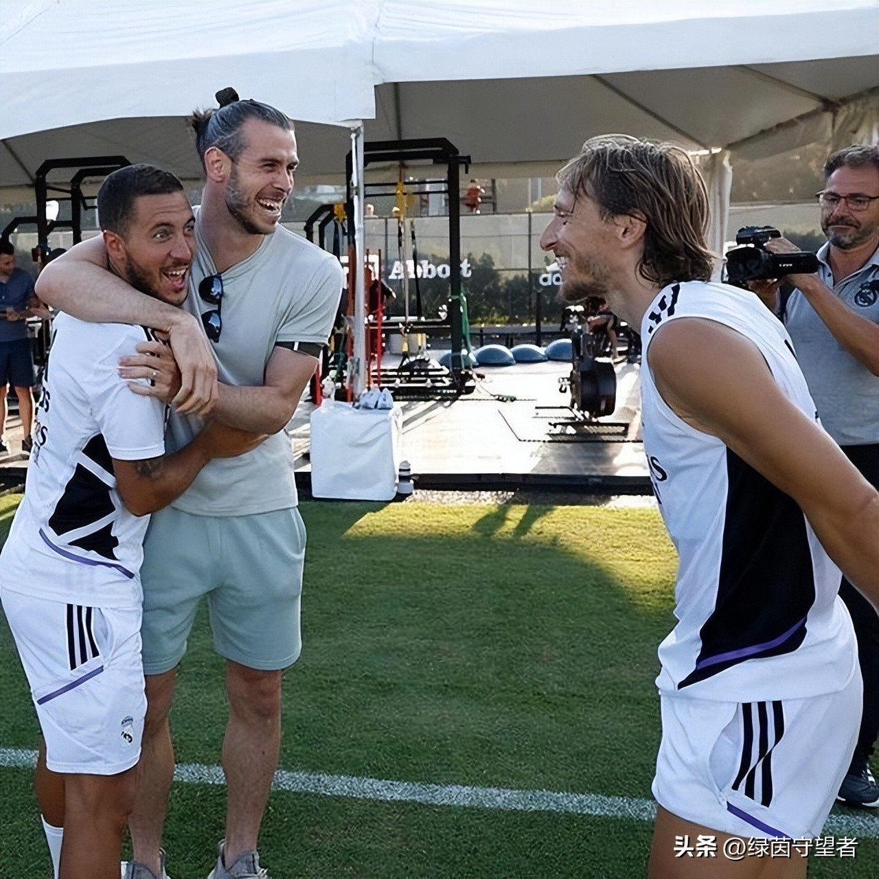 贝尔和阿扎尔,谁的巅峰期实力更强呢?他是糙哥,但实力更强?