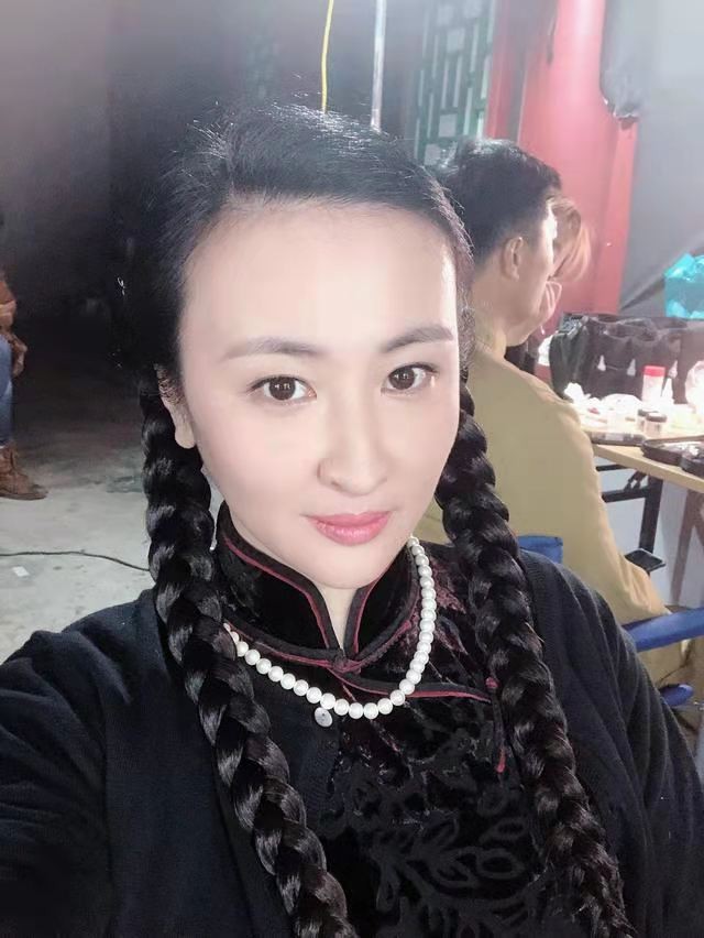 摸腿、陪酒、绝育、自杀，娱乐圈的*规则潜**，“毁”了多少女孩？