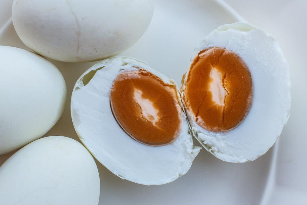 腌咸鸭蛋熬水,腌咸鸭蛋盐水需要怎么烧盐化的快