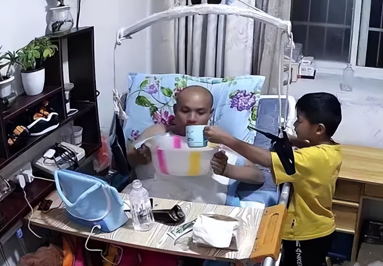 12岁男孩照料瘫痪爸爸7年原视频,儿子独自照顾瘫痪父亲的感人故事