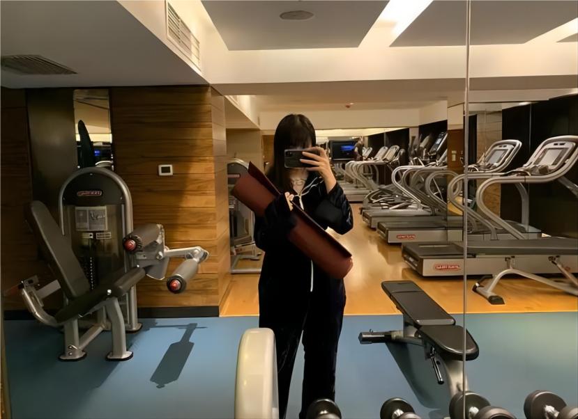 一场有预谋的“*局骗**”：央美女生假扮名媛，竟被奉为上宾，为何