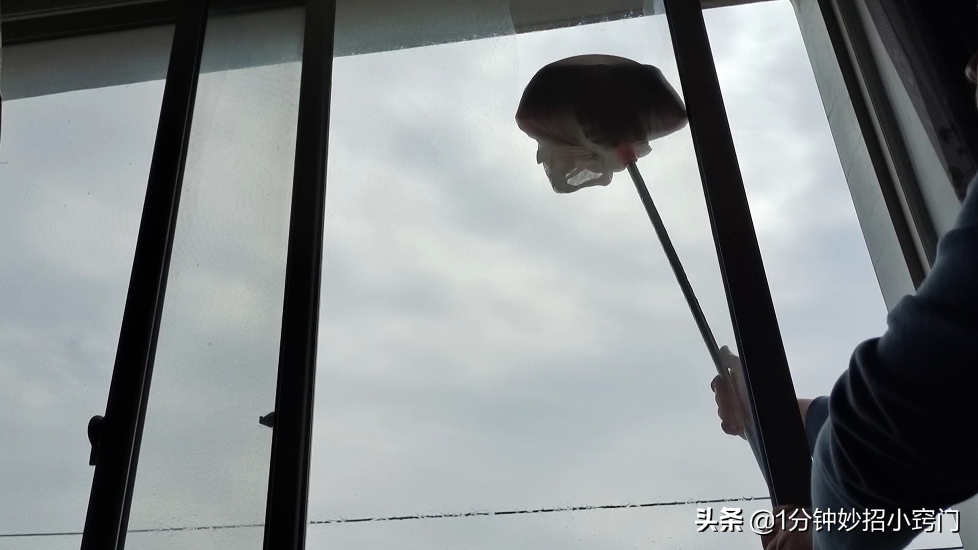 楼上玻璃怎么擦才干净不留痕迹,高处玻璃擦不到教你一个好办法