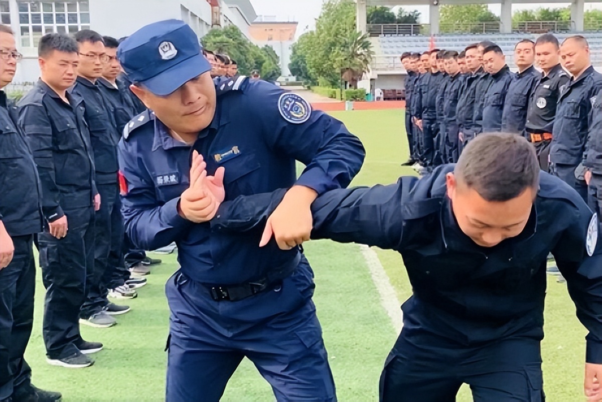 从国防绿到警察蓝初心不变,从橄榄绿到警察蓝不变的是初心