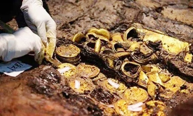 民工捡到3亿元的手镯,民工挖3亿金手镯完整版